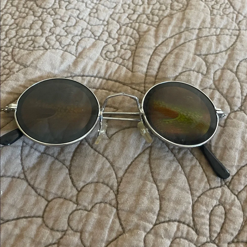 Gator glasses. Round Silver Sunglasses with Black Temples